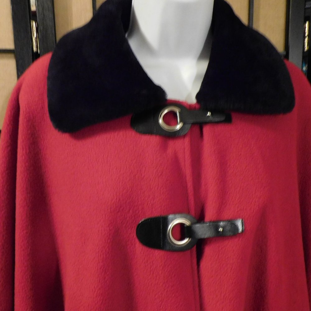 LEMODA RED CAPE - Picture 3 of 8